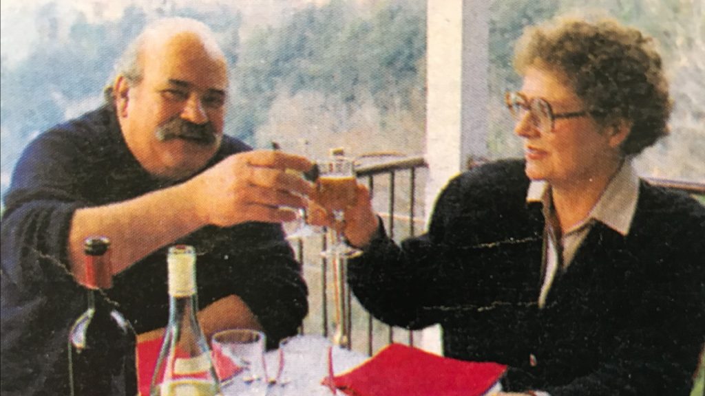 Ulla og Fernando skåler med hinanden på restaurant Il Ramo d'Oro's balkon.